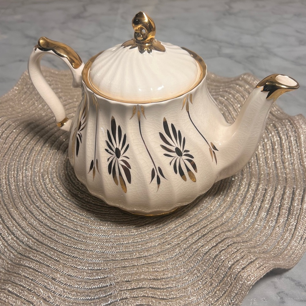 Vintage Sadler England 3147 P2 Teapot Crackle Glaze Gold Trim Cottagecore Chip